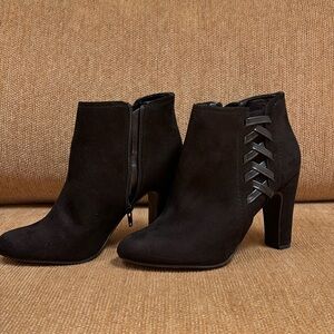 Get ready for winter with this sexy high-heeled boots